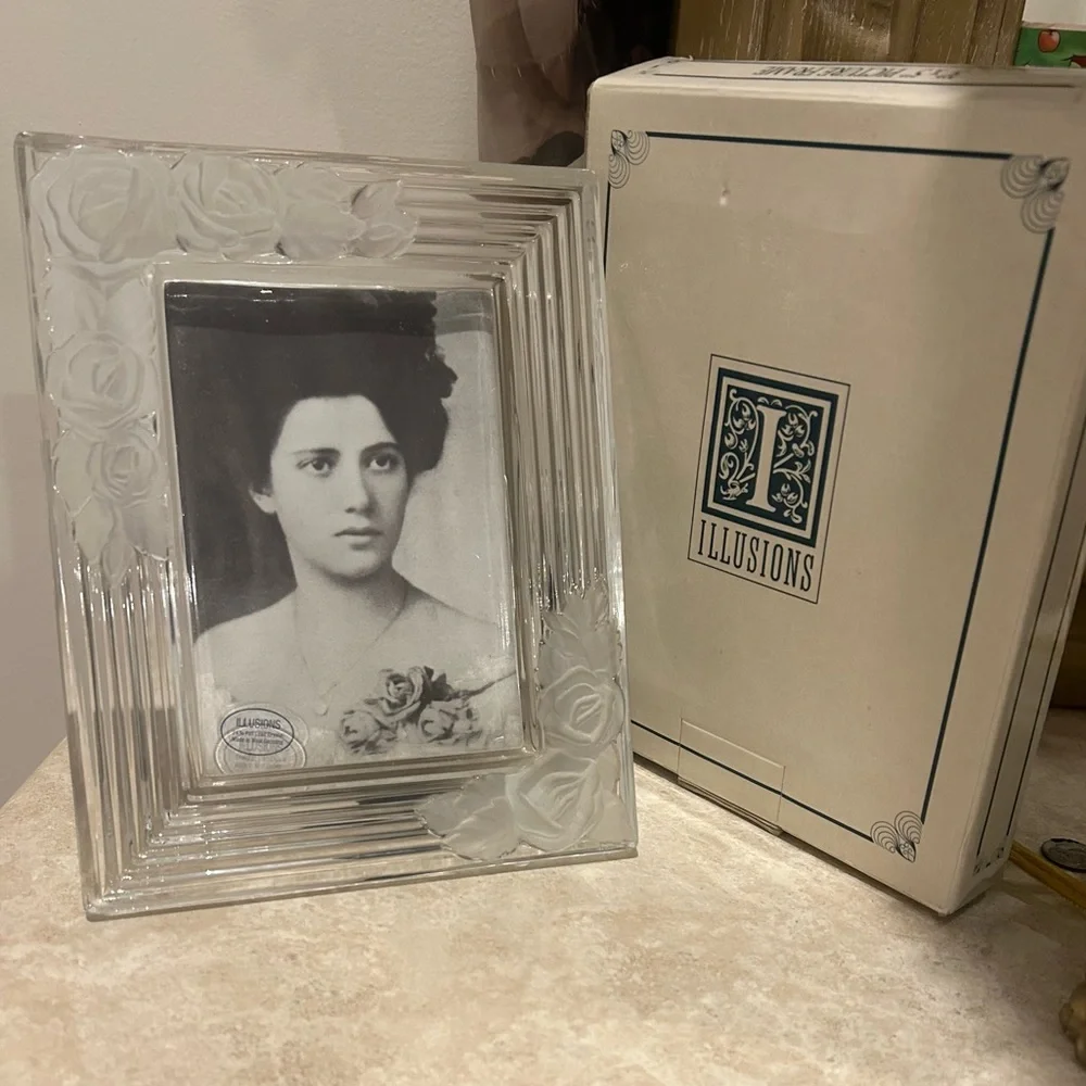 NEVER USED. VINTAGE Illusions Crystal Picture Frame. RARE & SOLID